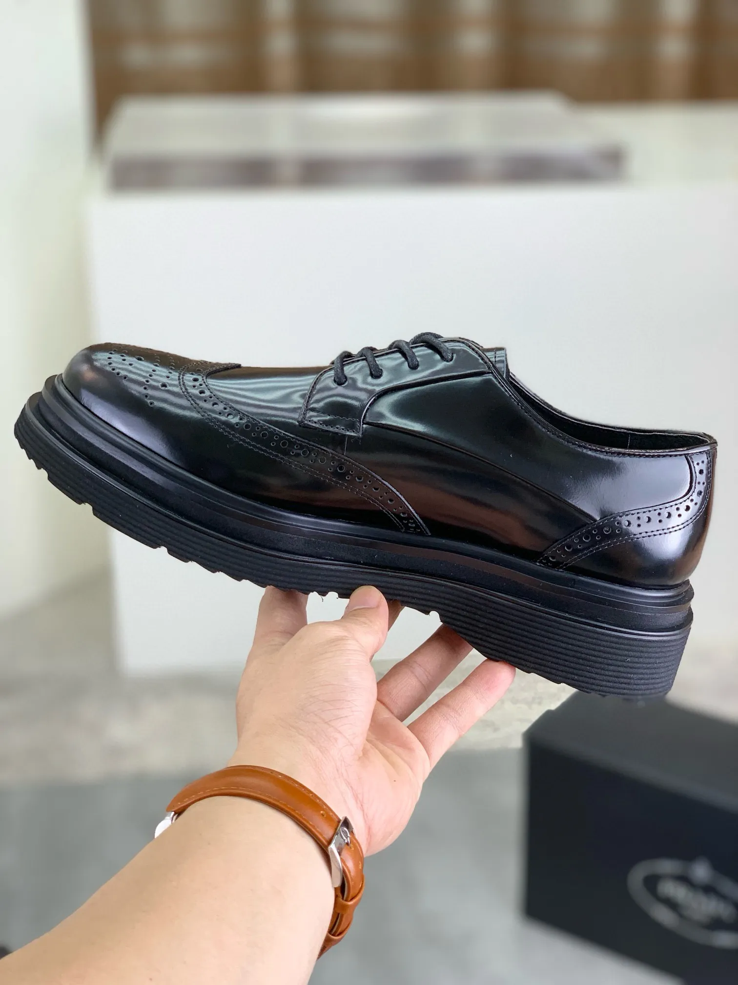 Factory price P880 💰Original quality, top version🔱 ＰＲＡＤＡPrada. Men's business casual leather shoes, top quality products. 1:1 shipment⬆️Luxurious and noble👞All imported original brand fabrics, just to create a more comfortable wearing experience. Upper: Original comfortable open edge bead-rubbed calf leather➕Top imported water-dyed full cow lining, original lightweight and comfortable TPU foam combination bottom✔️Code number: 39-44 (38.45 can be customized)
